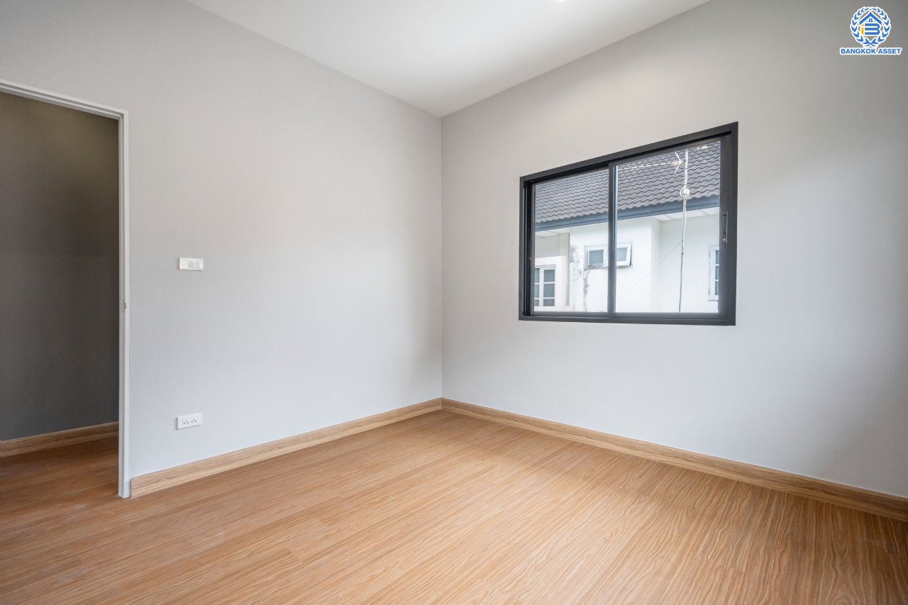 บ้านมือสองตกแต่งใหม่ ม.ราชพฤกษ์ บางบอน4 ตกแต่งหรูหรา ดีไซน์ Classic เนื้อที่ 100.5 ตร.ว. ฟังก์ชัน 3 ห้องนอน 4 ห้องน้ำ 1 ห้องแม่บ้าน จอดรถได้ 2 คัน พื้นที่สนามหญ้ากว้างกว่า 216 ตร.ม. บนทำเลศักยภาพ เชื่อมต่อหลายเส้นทาง ใกล้เดอะมอลล์บางแค จุดขึ้นทางด่วน "เพชรเกษม" และรถไฟฟ้าสายสีน้ำเงิน "สถานีหลักสอง"